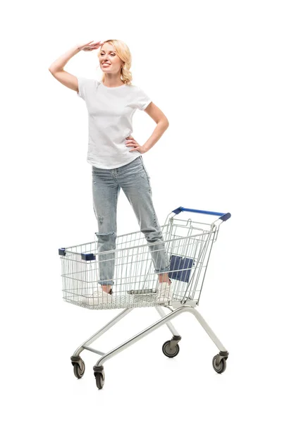 Mujer de pie en el carrito de compras - foto de stock