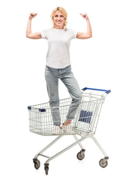 Mujer de pie en el carrito de compras - foto de stock