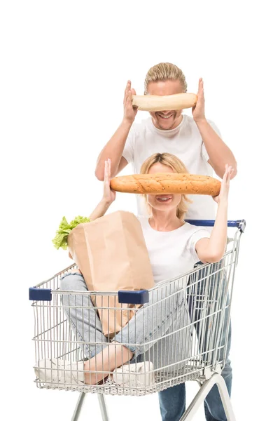 Paar mit Einkaufswagen — Stockfoto