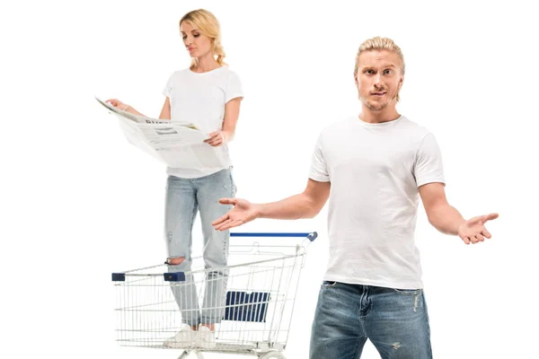 Mujer con periódico en carrito de compras - foto de stock