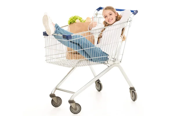 Niño sentado en el carrito de la compra - foto de stock