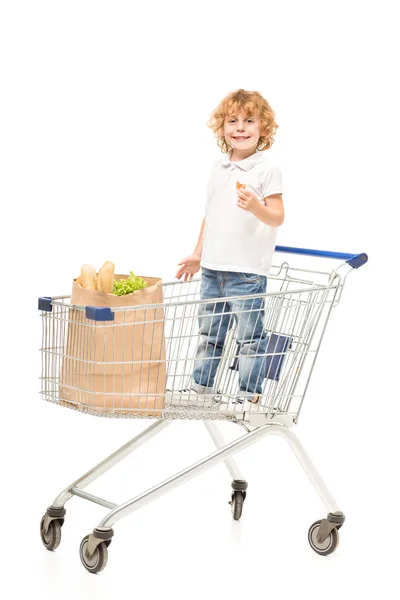 Niño en el carrito de compras - foto de stock