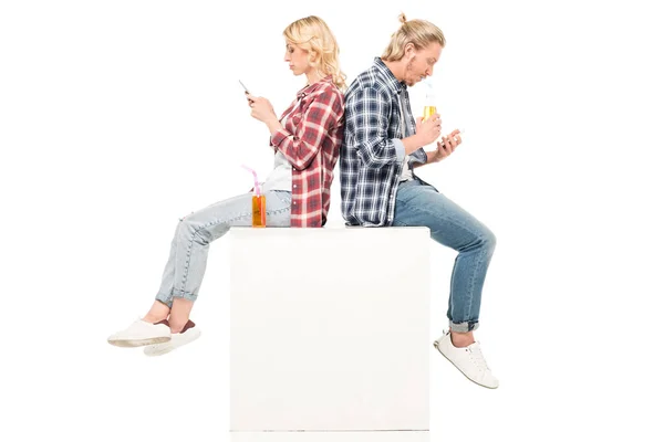 Couple using smartphones — Stock Photo