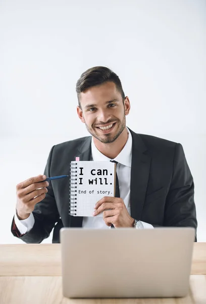 Hombre de negocios apuntando al cuaderno - foto de stock