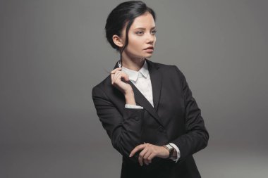 Kendine güvenen cazip iş kadını