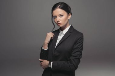 Kendine güvenen cazip iş kadını