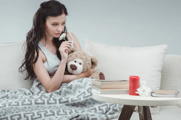 Mujer joven descansando en el sofá — Foto de Stock