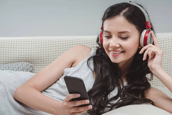 Jonge vrouw met smartphone — Stockfoto