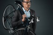 podnikatel v oblasti formální oblečení drží kolo