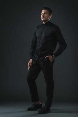 siyah kıyafet şık adam