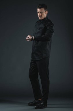 siyah kıyafet şık adam