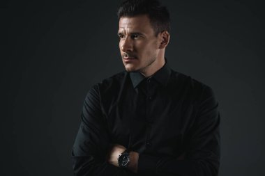 siyah kıyafet şık adam