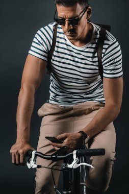 Akıllı telefon kullanan adam