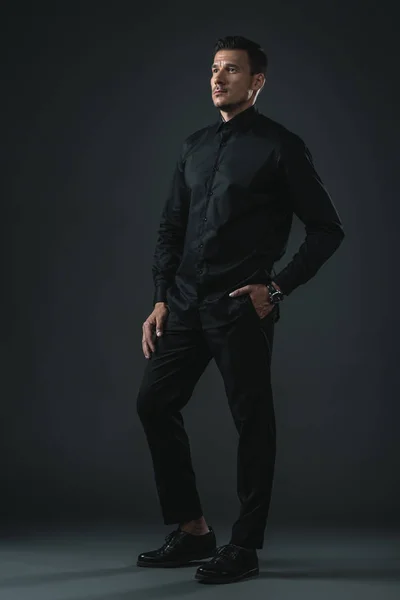 Homem na moda em roupa preta — Fotografia de Stock