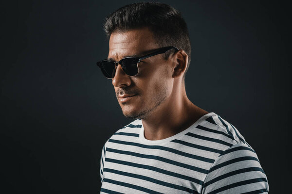 стильный мужчина в полосатой футболке
