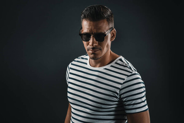 стильный мужчина в полосатой футболке
