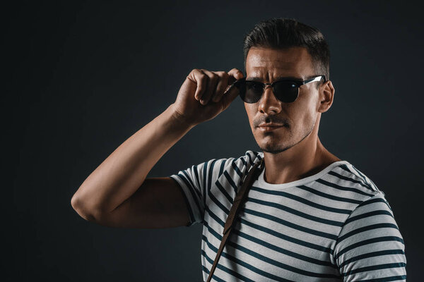 стильный мужчина в полосатой футболке
