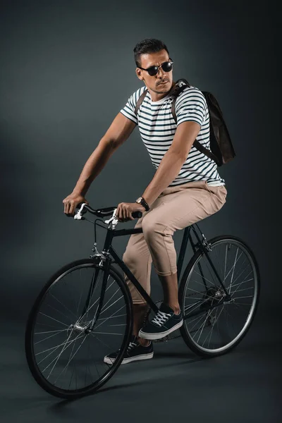 Человек, сидящий на велосипеде — стоковое фото