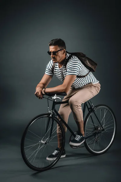 Άνδρας κάθεται στο ποδήλατο — Φωτογραφία Αρχείου