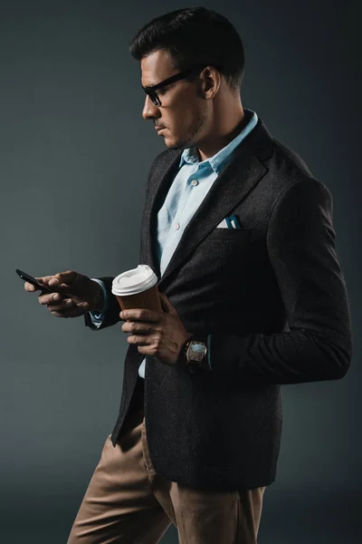 Homem de negócios usando smartphone — Fotografia de Stock