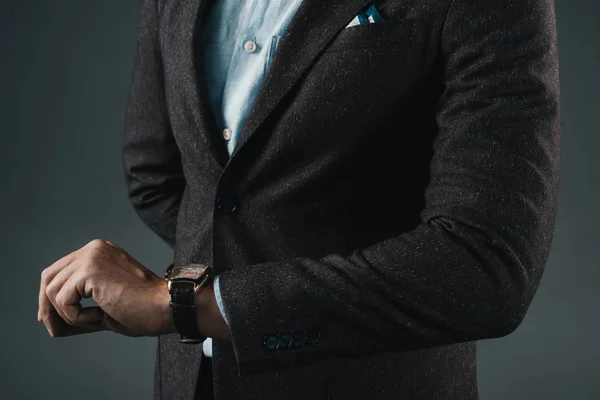 Homem elegante olhando relógios à mão — Fotografia de Stock
