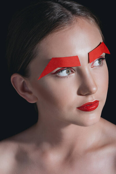 красивая женщина с бумажными бровями
