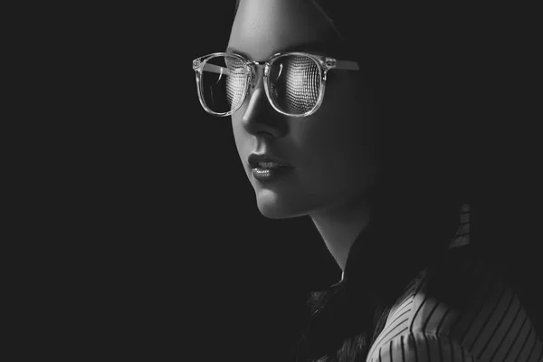 Mujer en gafas de sol y camisa — Foto de Stock