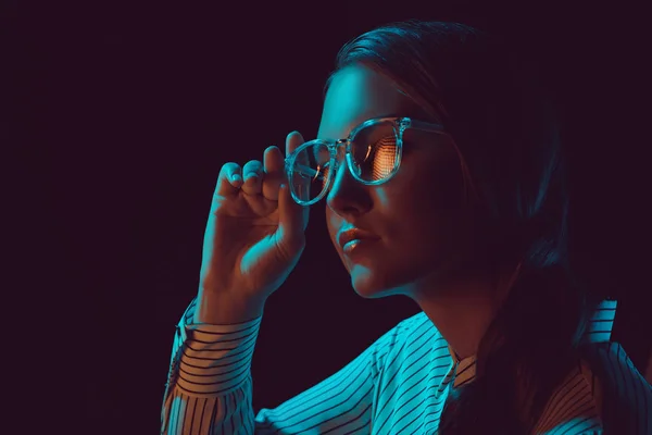 Kadın güneş gözlüğü ve gömlek — Stok fotoğraf