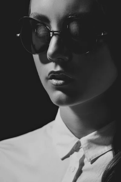 Woman in sunglasses and shirt — Stock Photo, Image