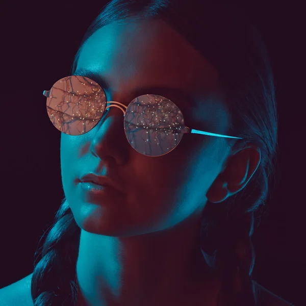 Frau mit runder Sonnenbrille — Stockfoto
