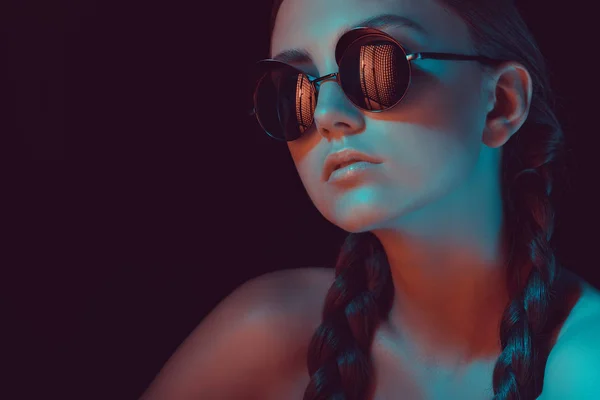 戴太阳镜的年轻女人 — 图库照片