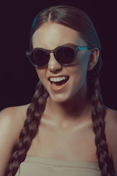 Щаслива жінка в сонцезахисних окулярах — стокове фото
