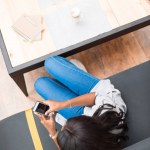 Vrouw met smartphone in cafe