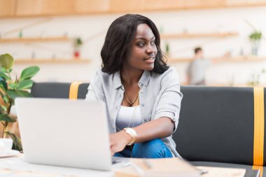 Dizüstü bilgisayar kullanan kadın