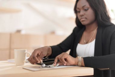 kadın Cafe nakit ile ödeme 