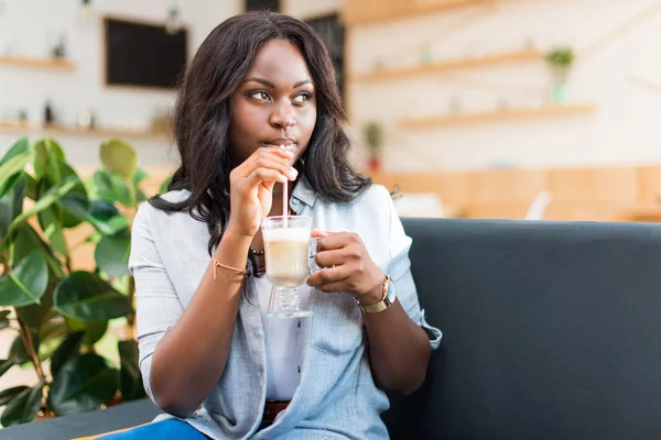 Femme avec café latte — Photo