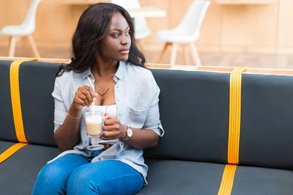 Femme avec café latte — Photo