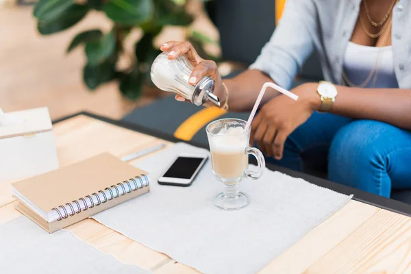 Vrouw met koffie latte — Stockfoto