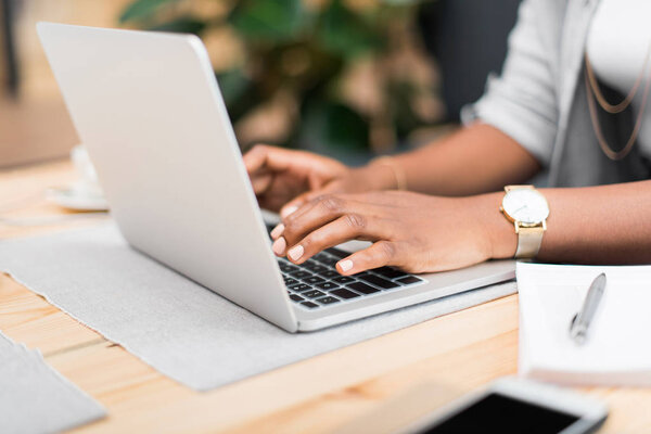 Zakenvrouw met laptop — Stockfoto
