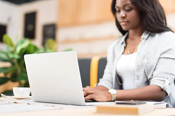 Mulher usando laptop — Fotografia de Stock