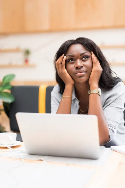 Donna utilizzando il computer portatile — Foto Stock