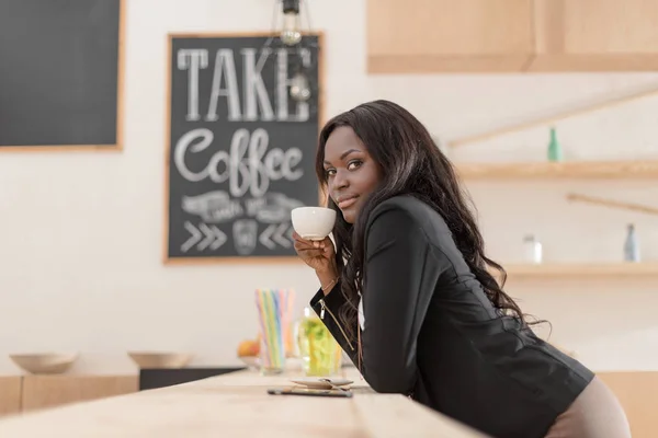 Mujer afroamericana en cafetería — Foto de Stock