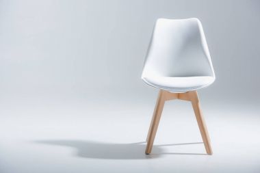 Beyaz üst ve ahşap ayaklı sandalye