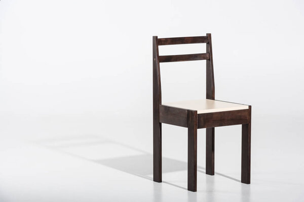 темный деревянный стул
