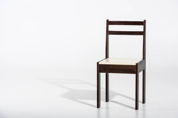 темный деревянный стул
