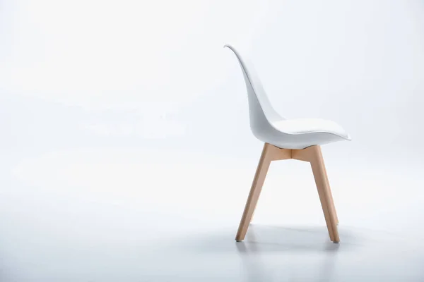 Silla con tapa blanca y patas de madera — Foto de Stock