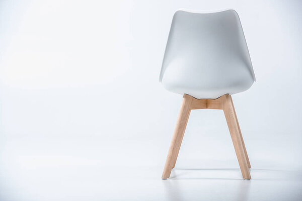 стул с белым верхом и деревянными ногами
