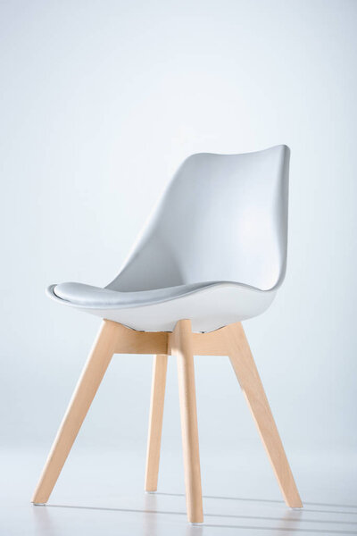 стул с белым верхом и деревянными ногами

