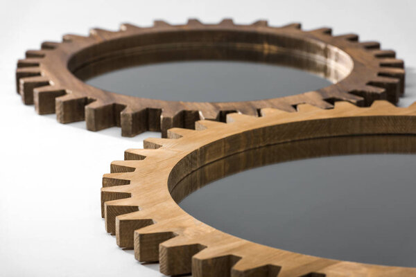 деревянные шестерни, лежащие на белом
