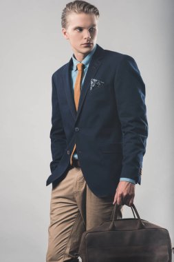 Yakışıklı genç adam.